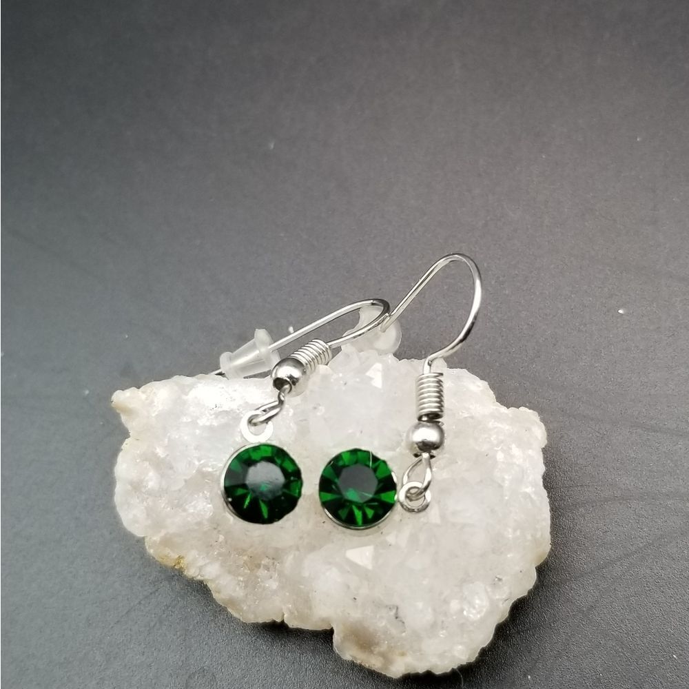 Velvet emerald crytal hook earrings. E0123